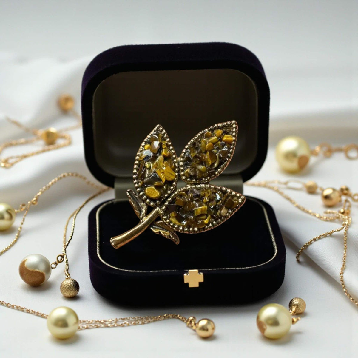 Elegant Vintage Brooches – Sparkling Rhinestone, Floral & Retro Statement Pins | Antique Costume Jewelry Gift