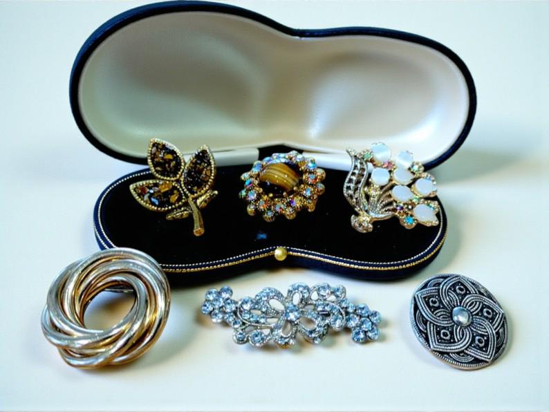 Elegant Vintage Brooches – Sparkling Rhinestone, Floral & Retro Statement Pins | Antique Costume Jewelry Gift